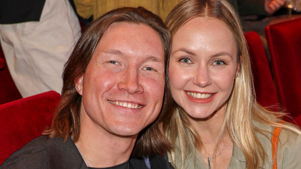 Evgeny Vinokurov privat wie nie Evgeny Vinokurov und Lebensgefährtin Nina Bezzubova lächeln schick gekleidet in die Kamera