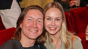 Evgeny Vinokurov und Lebensgefährtin Nina Bezzubova lächeln schick gekleidet in die Kamera - Foto: IMAGO / BREUEL-BILD