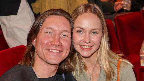 Evgeny Vinokurov und Lebensgefährtin Nina Bezzubova lächeln schick gekleidet in die Kamera - Foto: IMAGO / BREUEL-BILD