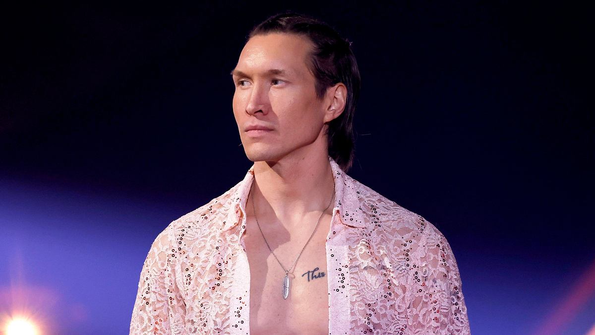 Evgeny Vinokurov steht mit offenem Hemd und ernster Miene auf der „Let's Dance“-Bühne.