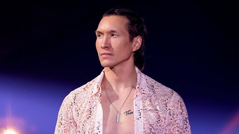 Evgeny Vinokurov steht mit offenem Hemd und ernster Miene auf der Lets Dance-Bühne. - Foto: IMAGO / Panama Pictures
