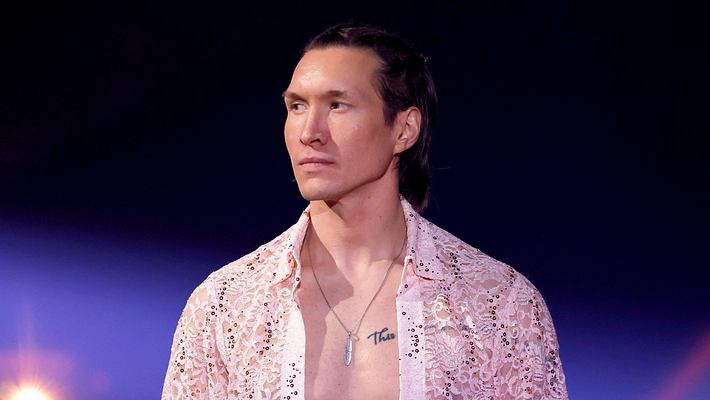 Evgeny Vinokurov steht mit offenem Hemd und ernster Miene auf der Lets Dance-Bühne. - Foto: IMAGO / Panama Pictures