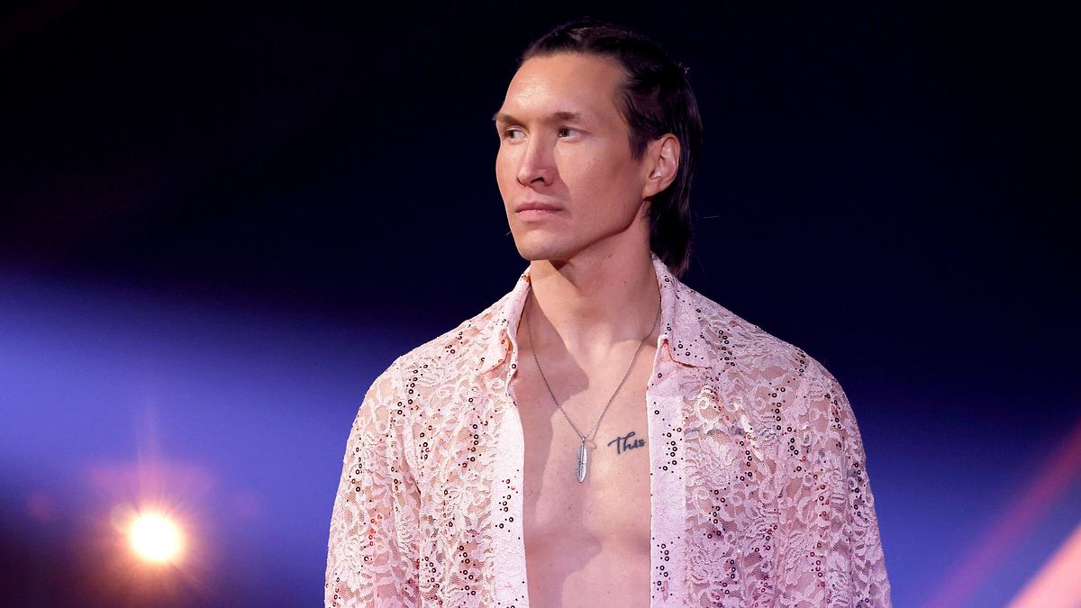 Evgeny Vinokurov, hier mit ernster Miene und offenem Hemd zu sehen, denkt über seine Rolle als Vater und Karrieremensch nach.
