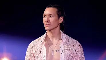 Evgeny Vinokurov, hier mit ernster Miene und offenem Hemd zu sehen, denkt über seine Rolle als Vater und Karrieremensch nach. - Foto: IMAGO / Panama Pictures Evgeny Vinokurov, hier mit ernster Miene und offenem Hemd zu sehen, denkt über seine Rolle als Vater und Karrieremensch nach. - Foto: IMAGO / Panama Pictures