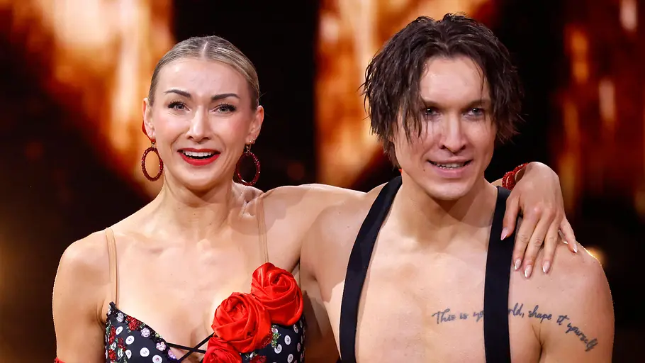 Evgeny Vinokurov steht neben Anna-Carina Woitschack bei Let's Dance