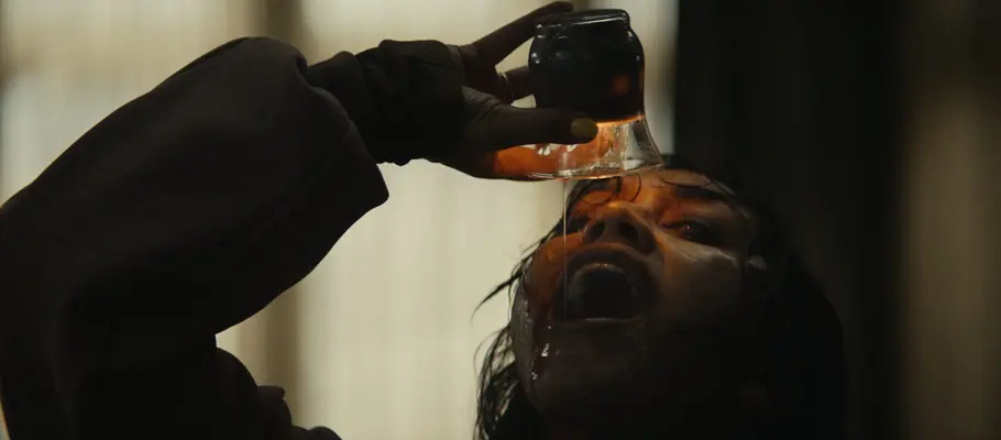 Evil Dead Burn Eine Darstellerin aus „Evil Dead Burn“ trinkt Kerzenwachs.