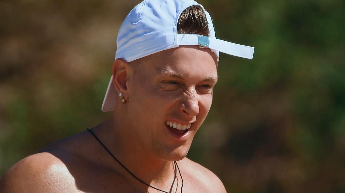 Calvin Kleinen Calvin Kleinen schaut fragend drein