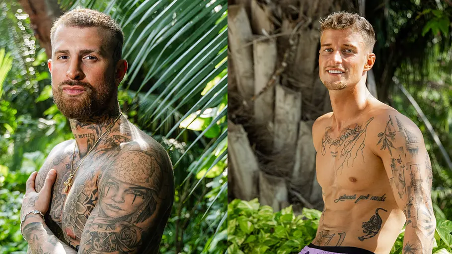 Ex on the Beach Gigi und Laurenz posieren oberkörperfrei in tropischer Umgebung mit Palmen und viel Grün; links steht einer frontal, rechts lehnt einer an einer Mauer.