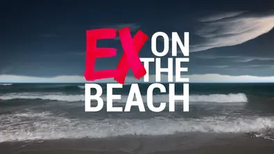 Das Logo von „Ex on the Beach“ in weißer Schrift mit rotem „EX“ vor einer stürmischen Meereskulisse und dunklem Himmel. - Foto: RTL