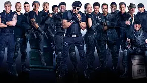Sylvester Stallone (Mitte) ist von zahlreichen Action-Stars umgeben. Alle tragen militärische Klamotten. - Foto:  IMAGO / Capital Pictures