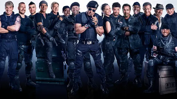 Sylvester Stallone (Mitte) ist von zahlreichen Action-Stars umgeben. Alle tragen militärische Klamotten. - Foto:  IMAGO / Capital Pictures