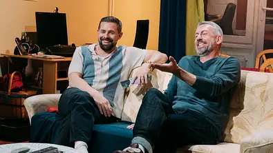 Klaas Heufer-Umlauf und Sebastian Pufpaff sitzen im Studio auf einer Couch und lachen bei Experte für alles über etwas im TV - Foto: ProSieben/Anna Reuter