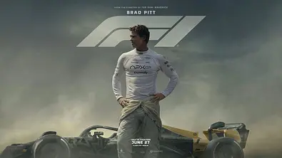 Brad Pitt steht vor einem Formel-1-Auto und blickt in die Ferne - Foto: Apple Original