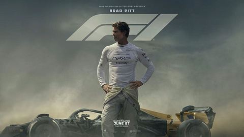 Brad Pitt steht vor einem Formel-1-Auto und blickt in die Ferne - Foto: Apple Original