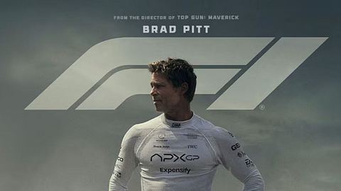 Brad Pitt steht vor einem Formel-1-Auto und blickt in die Ferne - Foto: Apple Original