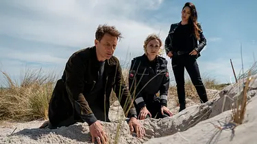 dünentod - ein nordsee-krimi - Foto: Media Press / Das Grab am Strand / Foto: RTL / Stephan Rabold dünentod - ein nordsee-krimi - Foto: Media Press / Das Grab am Strand / Foto: RTL / Stephan Rabold