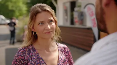 „Alles was zählt“: Nathalie schaut Matteo traurig an.  - Foto: RTL / Julia Feldhagen