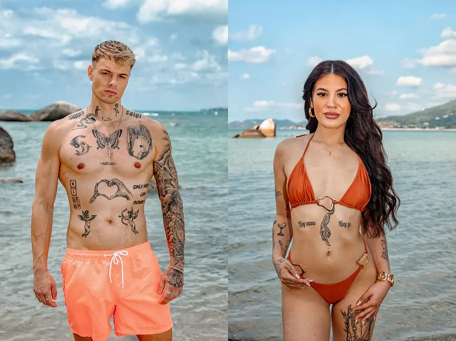 AYTO Ein junger, tätowierter Mann in orangefarbener Badehose und eine junge Frau mit langen dunklen Haaren im orangefarbenen Bikini stehen jeweils am Strand vor türkisblauem Meer. Beide schauen selbstbewusst in die Kamera, im Hintergrund sind Felsen und Wasser zu sehen.