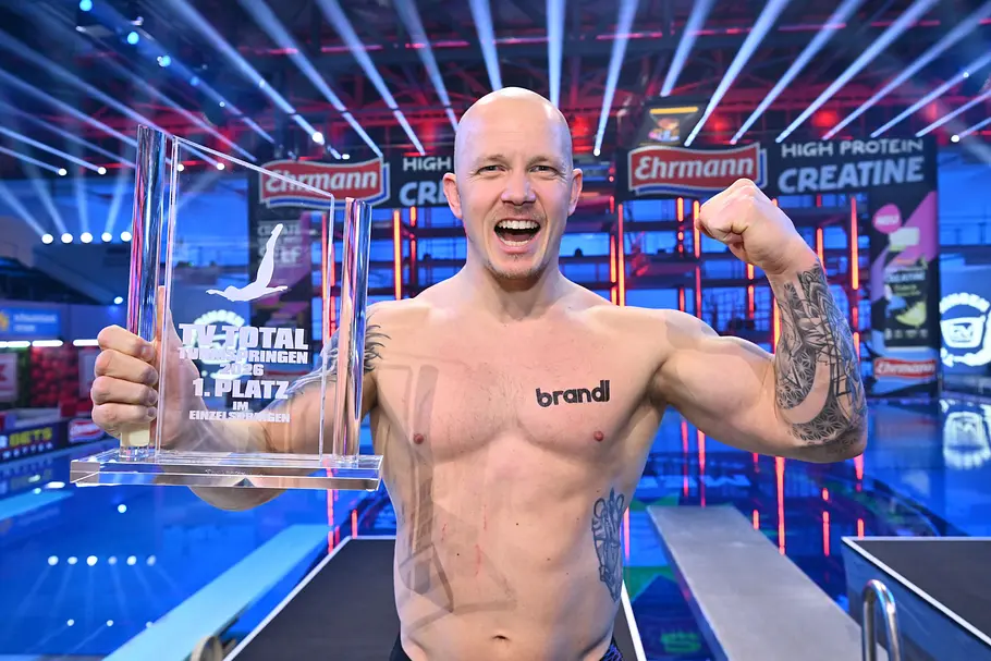 Fabian Hambüchen mit der Siegertrophäe nach seinem Gewinn beim TV Total Turmspringen
