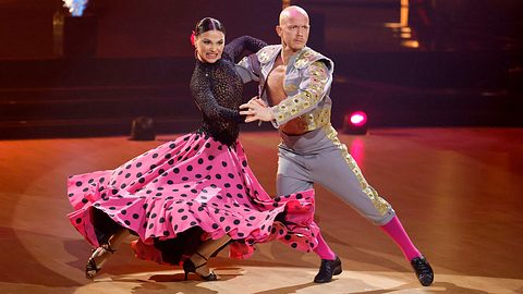 Anastasia Maruster & Fabian Hambüchen tanzen den  Paso Doble zu Gallito in Flamenco und Torero-Kostümen bei Lets Dance - Foto: IMAGO / Panama Pictures