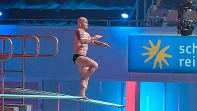 Fabian Hambüchen beim TV Total Turmspringen in Berlin. - Foto:  IMAGO / Jan Huebner