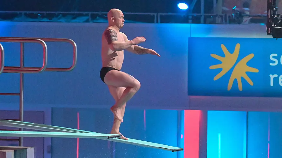 Fabian Hambüchen stürzt beim Training mehrere Meter in die Tiefe Fabian Hambüchen beim TV Total Turmspringen in Berlin