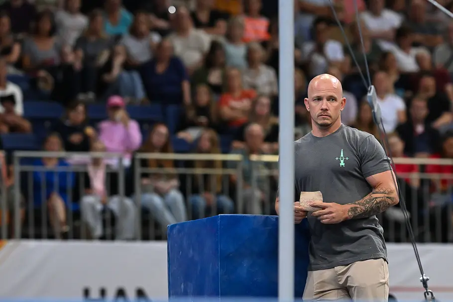 Fabian Hambüchen wieder Single Fabian Hambüchen lehnt während der deutschen Meisterschaft Geräteturnen am 26.07.2026 mit traurigem Gesichtsausdruck an einer Matte.