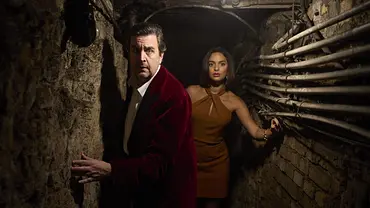 Bastian Pastewka in „Fabian und die mörderische Hochzeit“ - Foto: Prime Video