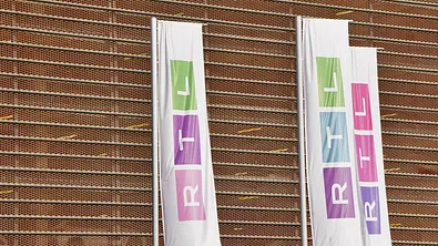 Fahnen mit RTL-Logo - Foto: IMAGO / CHROMORANGE