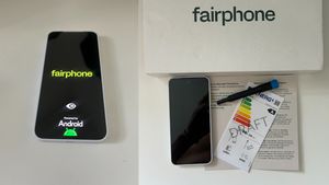 Das Fairphone 6 mit angeschaltetem Bildschirm auf der linken Seite – auf der rechten Seite liegt das Gerät mit einem Zettel und Torx-Schraubendreher vor einem Karton. - Foto: TVM/Privat