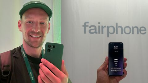 Ein Mann hält ein Smartphone in die Kamera, auf dem anderen Bild ist ein Smartphone nur mit einer Hand zu sehen. - Foto: TVM/ Privat
