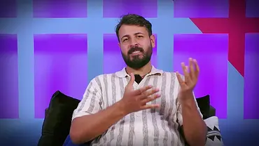 David Nawaz sitzt auf einem Sofa im Interview-Setting von „Make Love, Fake Love“ und gestikuliert mit den Händen vor einem violett-blauen Hintergrund. - Foto: RTL David Nawaz sitzt auf einem Sofa im Interview-Setting von „Make Love, Fake Love“ und gestikuliert mit den Händen vor einem violett-blauen Hintergrund. - Foto: RTL