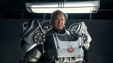 Hank steht in seinem Mech-Suit in Fallout Staffel 2 und schaut in die Ferne - Foto: Prime Video Hank steht in seinem Mech-Suit in Fallout Staffel 2 und schaut in die Ferne - Foto: Prime Video