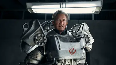 Hank steht in seinem Mech-Suit in Fallout Staffel 2 und schaut in die Ferne - Foto: Prime Video
