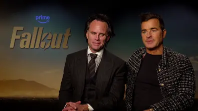 Walton Goggins und Justin Theroux sitzen für die Interviews von Staffel 2 vor der Kamera! - Foto: Prime Video / TV Movie