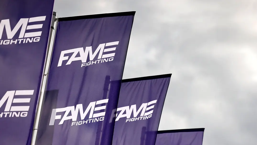 Flaggen mit dem Logo von Fame Fighting. - Foto: IMAGO / Panama Pictures