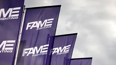 Flaggen mit dem Logo von Fame Fighting. - Foto: IMAGO / Panama Pictures