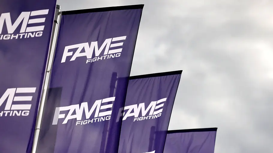 „Fame Fighting International“ findet schon am kommenden Wochenende statt. Nun muss schnell Ersatz her. Flaggen mit dem Logo von Fame Fighting.