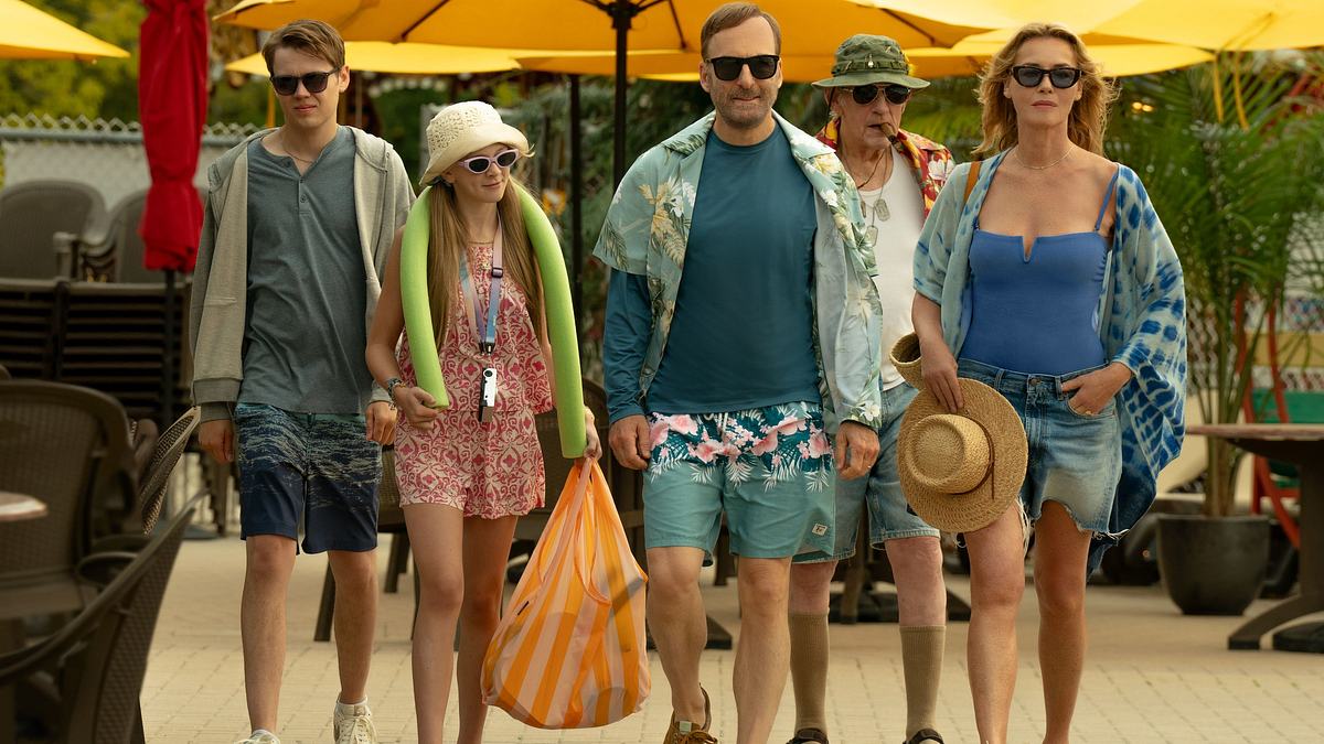 In ‚Nobody 2‘ macht sich Familie Mansell im Freizeitpark einen schönen Tag – vorneweg Hutch (Bob Odenkirk), dicht gefolgt von Becca (Connie Nielsen) und den Kids. 