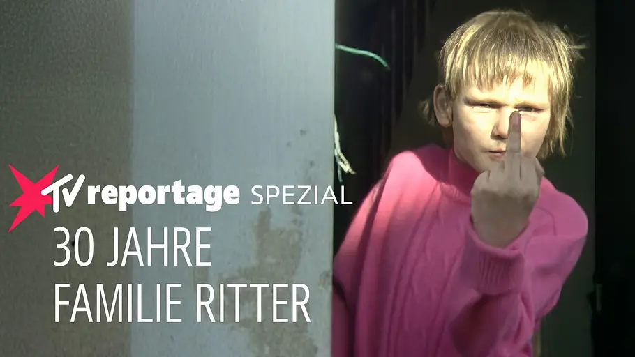 Ein Kind steht in einem Hauseingang und zeigt eine provokante Geste in Richtung Kamera. Im Bild eingeblendet ist der Schriftzug „stern TV Reportage Spezial – 30 Jahre Familie Ritter“.