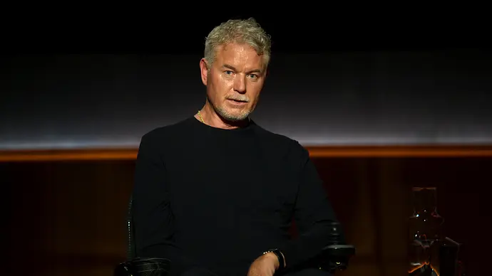 Eric Dane sitzt in schwarz in einem Rohlstuhl in einem Studio und schaut in die Kamera - Foto: Netflix