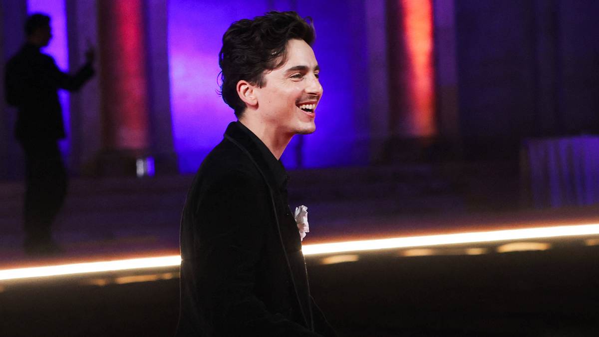 Timothée Chalamet lachend auf der Premiere in Rom 2025.