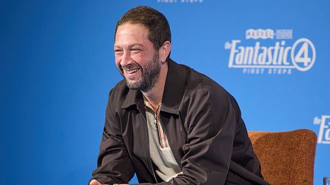 Ebon Moss-Bachrach trägt eine braune Jacke und zeigt sich bei der Fantastic Four-Konferenz in bester Laune. - Foto: Disney / Sebastian Reuter