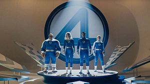 Man sieht Ebon Moss-Bachrach als Das Ding, Vanessa Kirby als Susan Storm, Pedro Pascal als Reed Richards und Joseph Quinn als Johnny the Flame auf einem Podest. Im Hintergrund sieht man das Logo der „Fantastic Four“. - Foto: IMAGO / Landmark Media