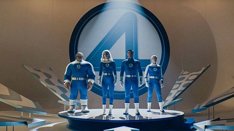 Man sieht Ebon Moss-Bachrach als Das Ding, Vanessa Kirby als Susan Storm, Pedro Pascal als Reed Richards und Joseph Quinn als Johnny the Flame auf einem Podest. Im Hintergrund sieht man das Logo der „Fantastic Four“. - Foto: IMAGO / Landmark Media