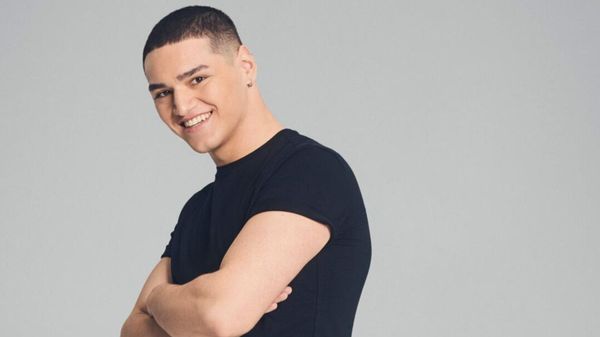 Faruk - Kandidat bei GNTM lächelt in die Kamera - Foto: Michael de Boer / ProSieben