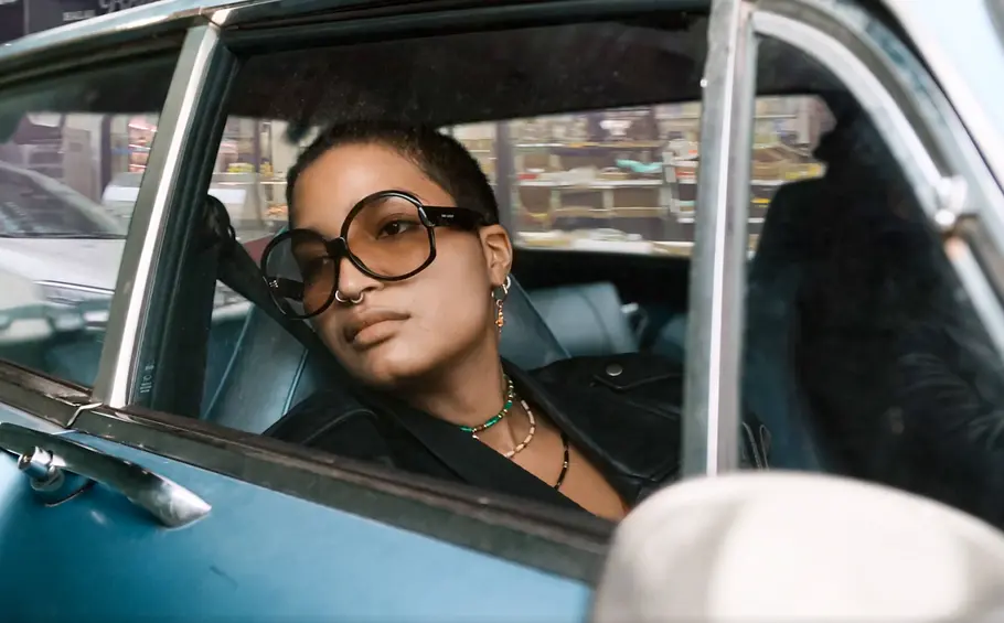 Indya Moore schaut aus einem Autofenster.
