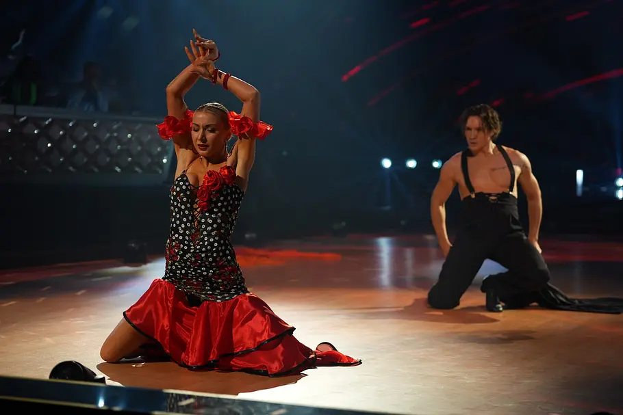 Anna-Carina Woitschack (33) und Evgeny Vinokurov (35) tanzen einen Paso Doble Anna-Carina Woitschack (33) und Evgeny Vinokurov (35) tanzen einen Paso Doble