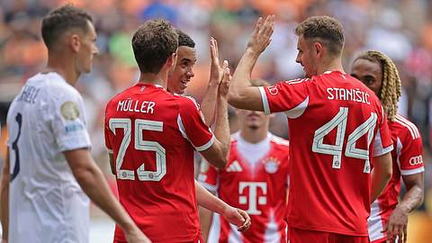 Müller, Musiala und Stanisic klatschen nach Tor ab  - Foto: IMAGO / HeulerxAndrey