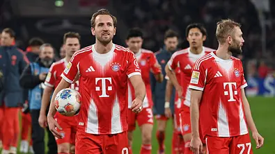 Harry Kane trägt beim Auswärtsspiel beim VFB Stuttgart einen Ball unter dem Arm - Foto: IMAGO / Sven Simon